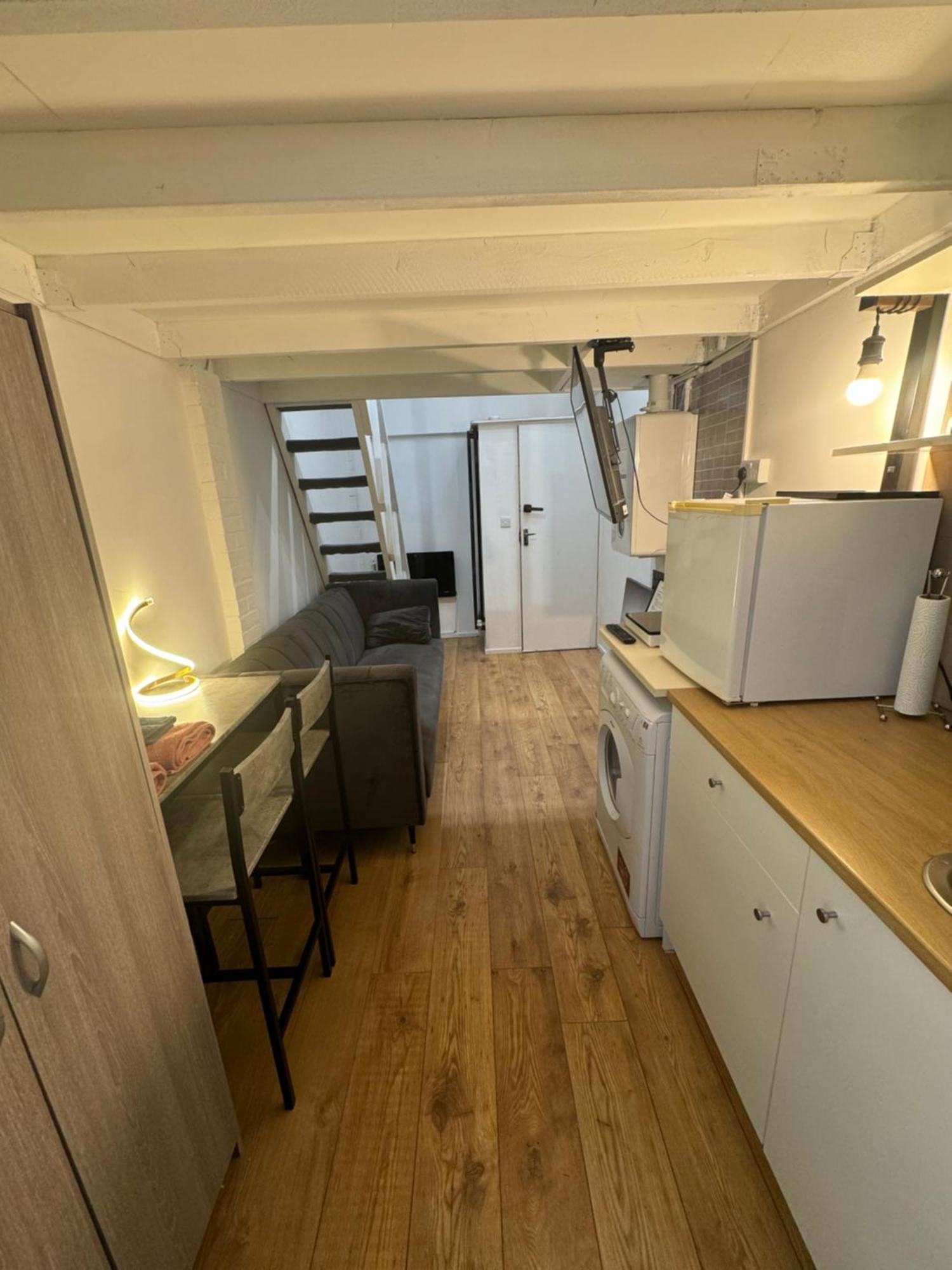 Duplex 3 Minute Drive From Luton Airport Apartment