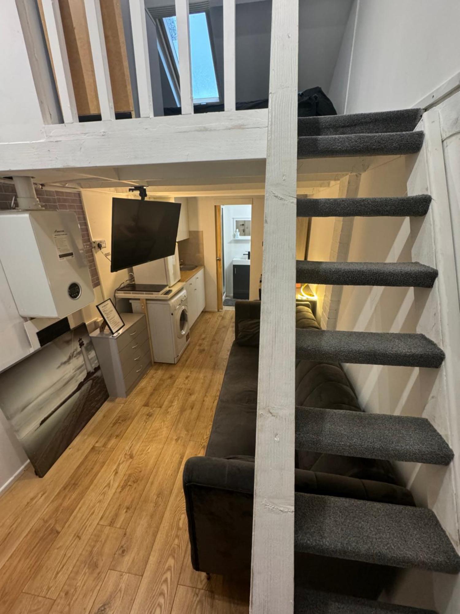Duplex 3 Minute Drive From Luton Airport *